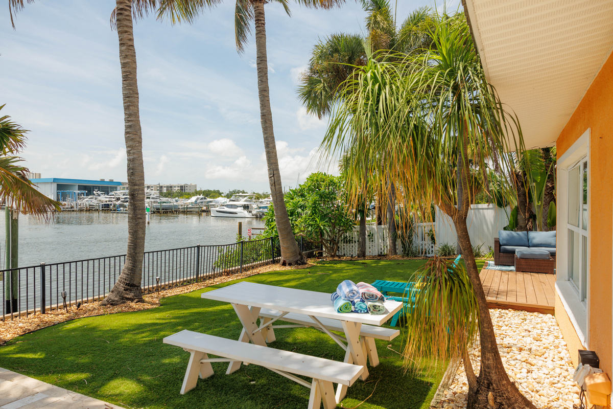 Plenty of seating for family and friends under the palms