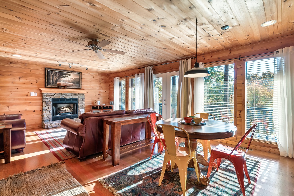 Spacious living room ideal for relaxing or entertaining