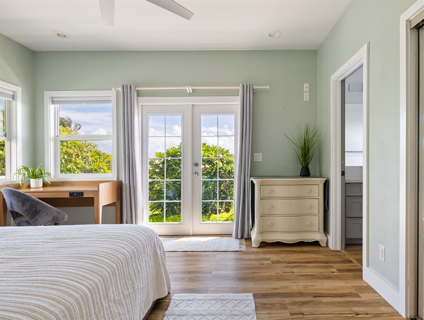 King Bed + ensuite bathroom, Interior decor and finishes may vary between villas