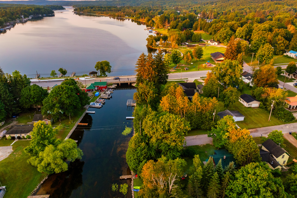 Bring or rent a boat and have access to the entire Upper Chain of Lakes
