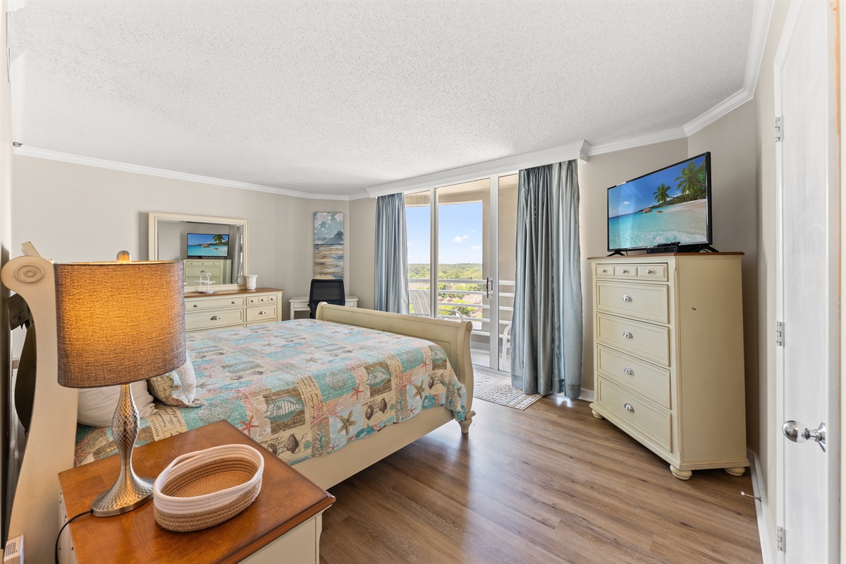 Peaceful and private Main Suite with king bed, private balcony and ensuite
