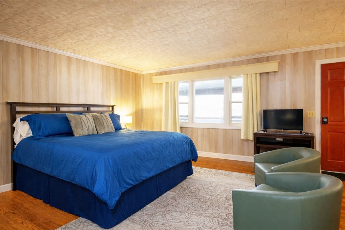 This lodge is furnished with a king size bed, perfect for 1-2 people!