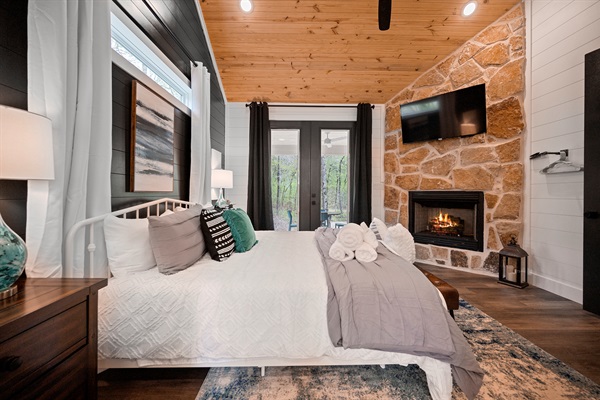 electric fireplace + Smart TV in both King Suites = ultimate comfort ✨