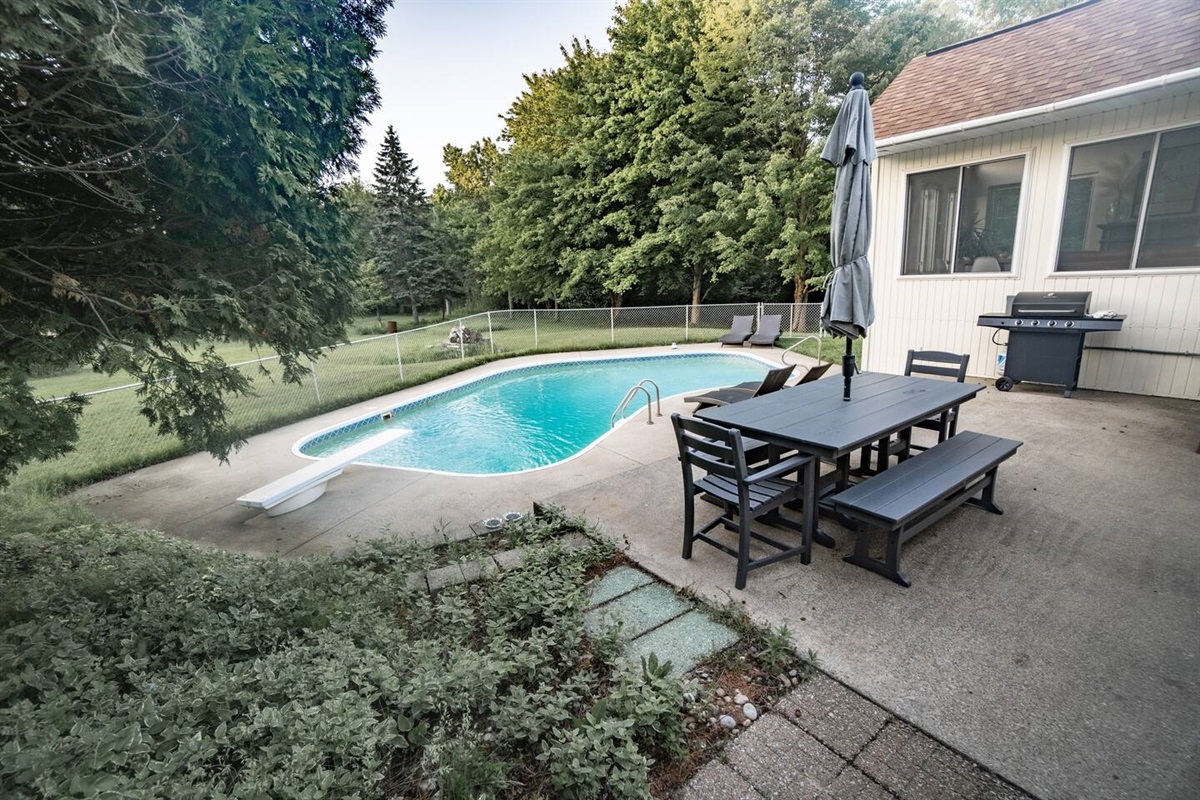 Patio dining (photo taken before hot tub arrived)