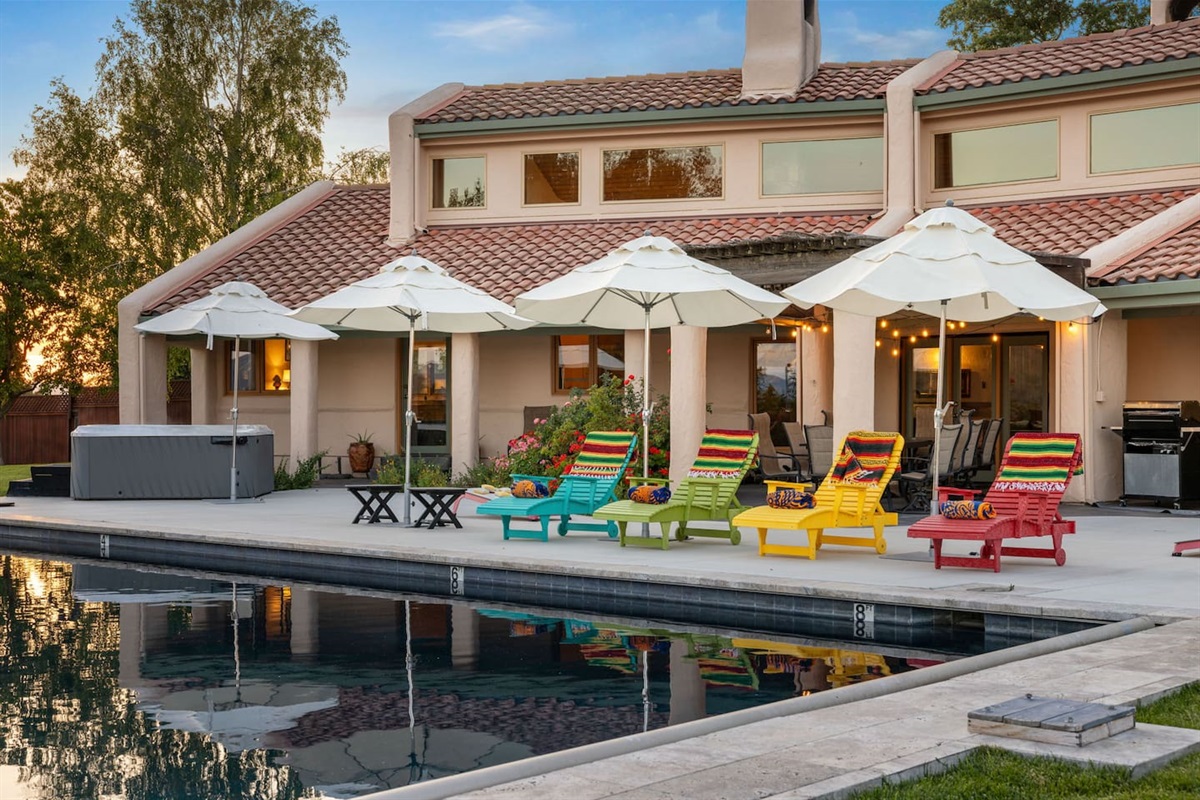 Morning coffee, afternoon swims, sunset lounging.  Claim your chair — paradise included.  Designed for doing absolutely nothing. 

Pool towels and blankets included. 