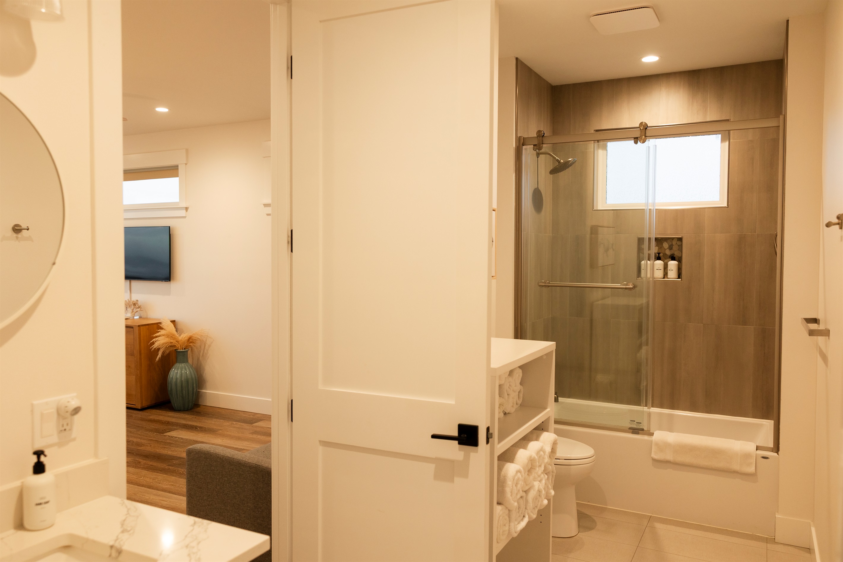 {Jack & Jill Bath} Shared ensuite between the king bedroom (with queen pull-out sofa) and the kids’ bunk room: perfect for families.