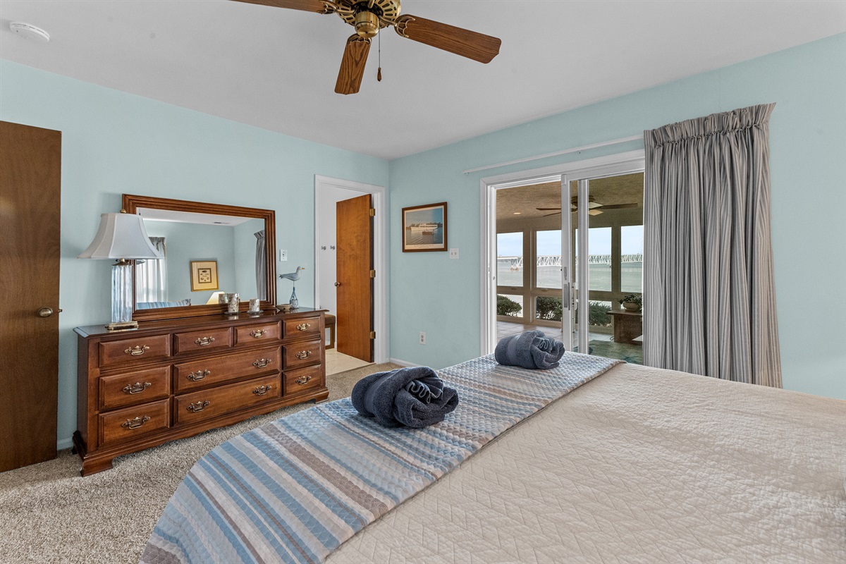 Master Bedroom King: Bright space with stunning views and elegant furniture for your relaxing retreat!