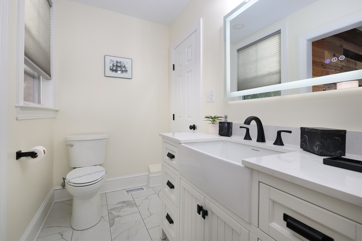 Ensuite bathroom with double shower head and massage wand, LED lights in shower nooks