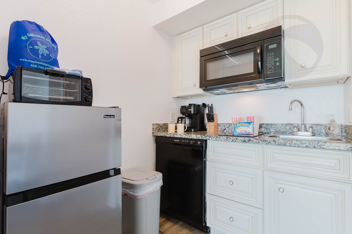 Kitchen with cooktop, microwave, small toaster oven, fridge - fully equipped