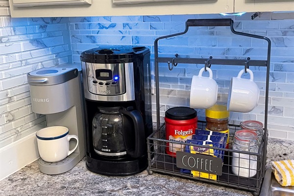 Keurig K-Mini Coffee Maker AND Cooks Coffee PotThe K-Mini brewer is effortlessly simple to use - add fresh water to the reservoir, pop in your favorite K-Cup pod, press the brew button, and enjoy freshly brewed, delicious coffee in minutes. 
