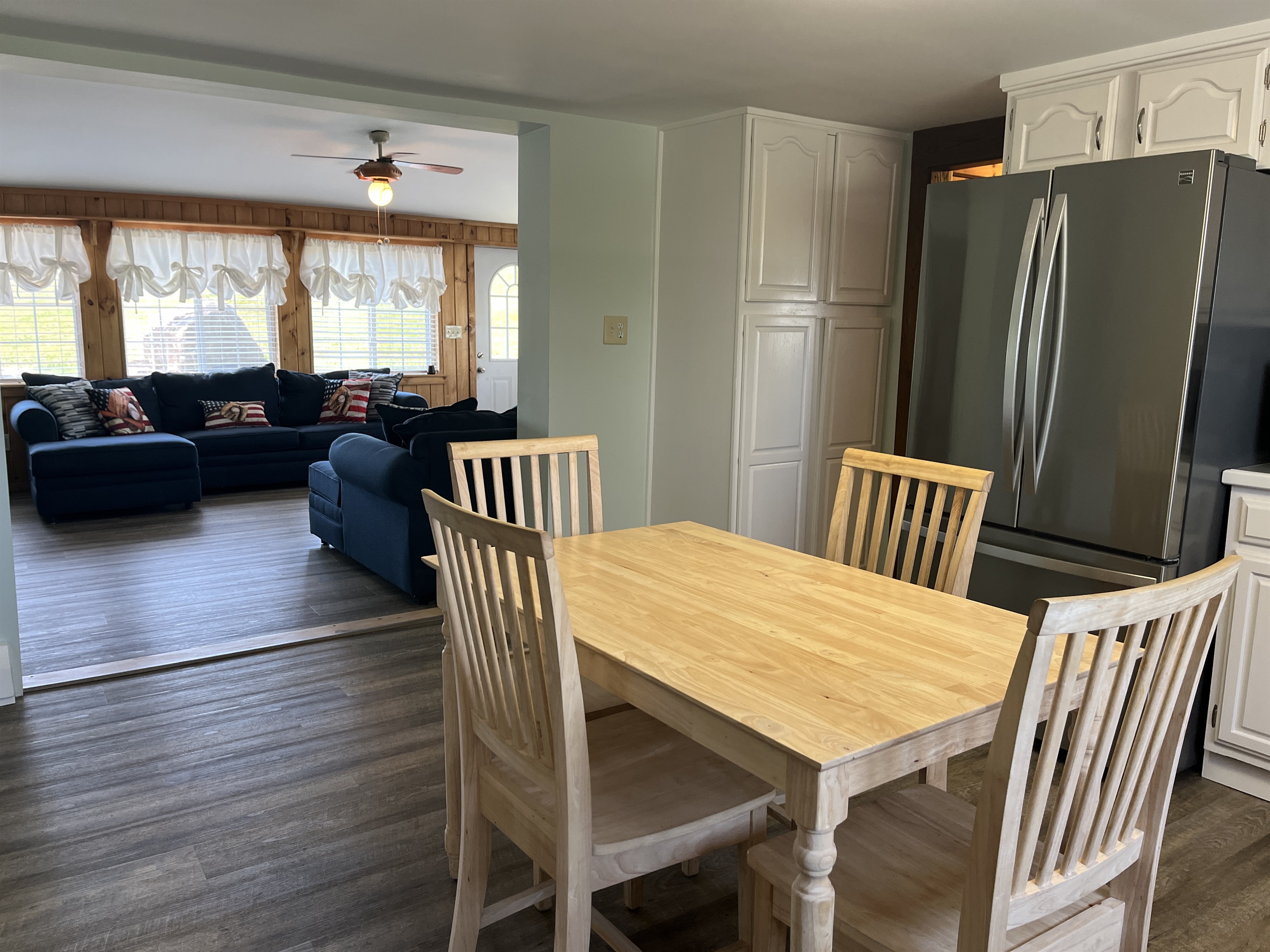 Roundtripper Eat-in kitchen close to living room #1.