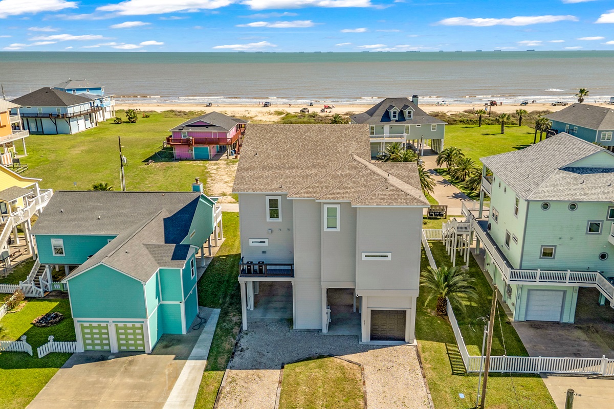 Costa Cristal Exterior: Aerial view of the property highlighting its proximity to the beach and scenic coastal surroundings.