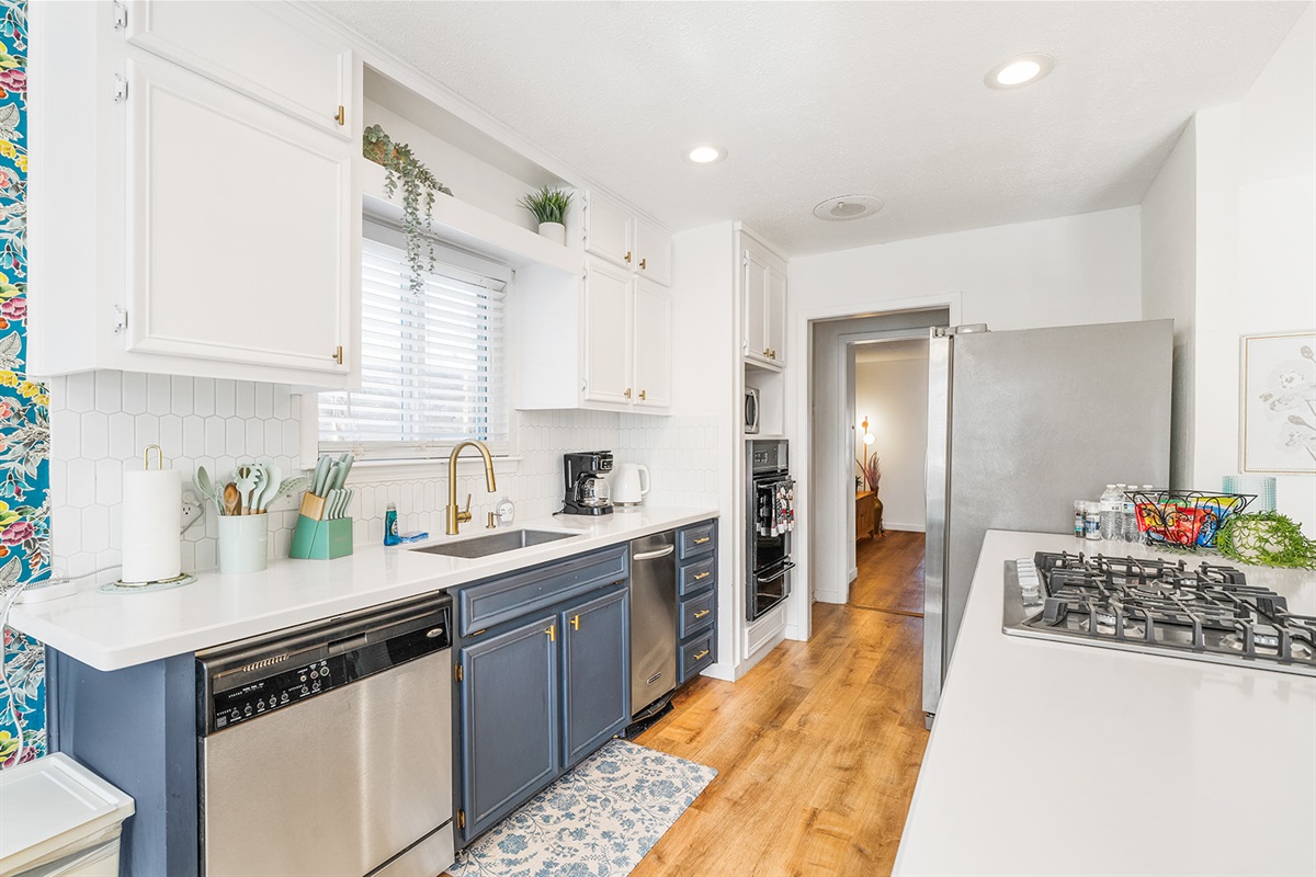 Modern, sleek, and functional 🍽️🧑‍🍳, this kitchen has everything you need to create your culinary masterpieces.