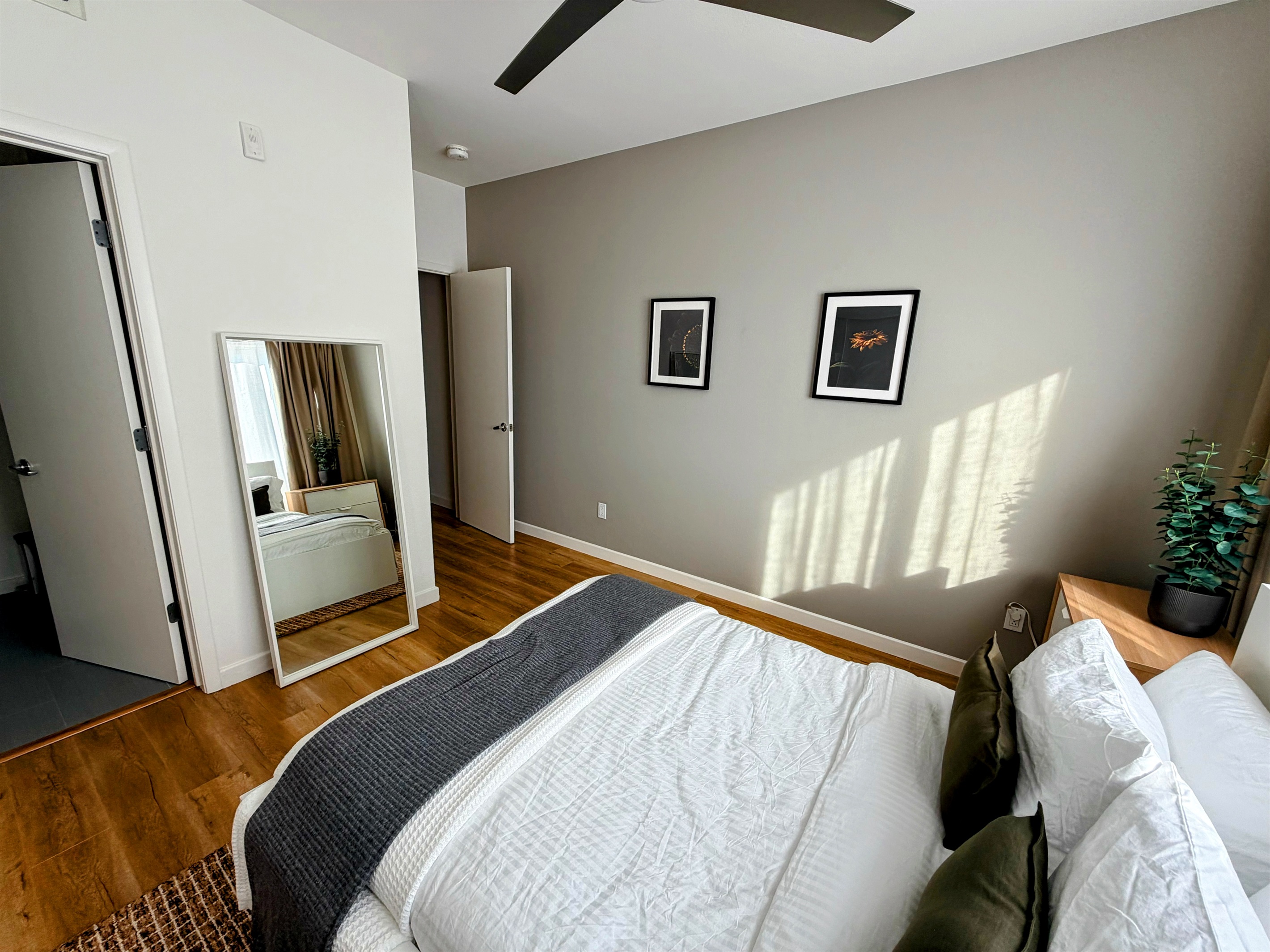 Second bedroom with full bed.