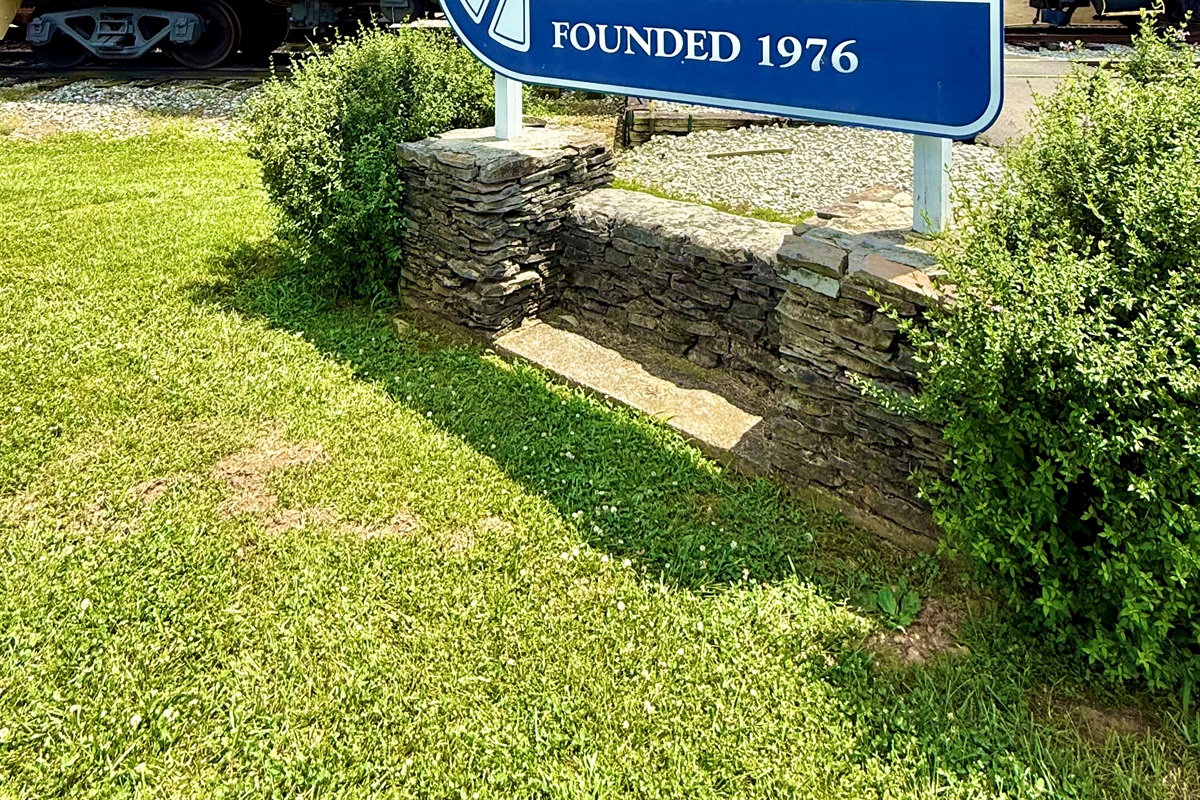A charming heritage railroad and museum offering nostalgic 1½-hour scenic train rides through horse-country pastures, ending at Young’s High Bridge over the Kentucky River.