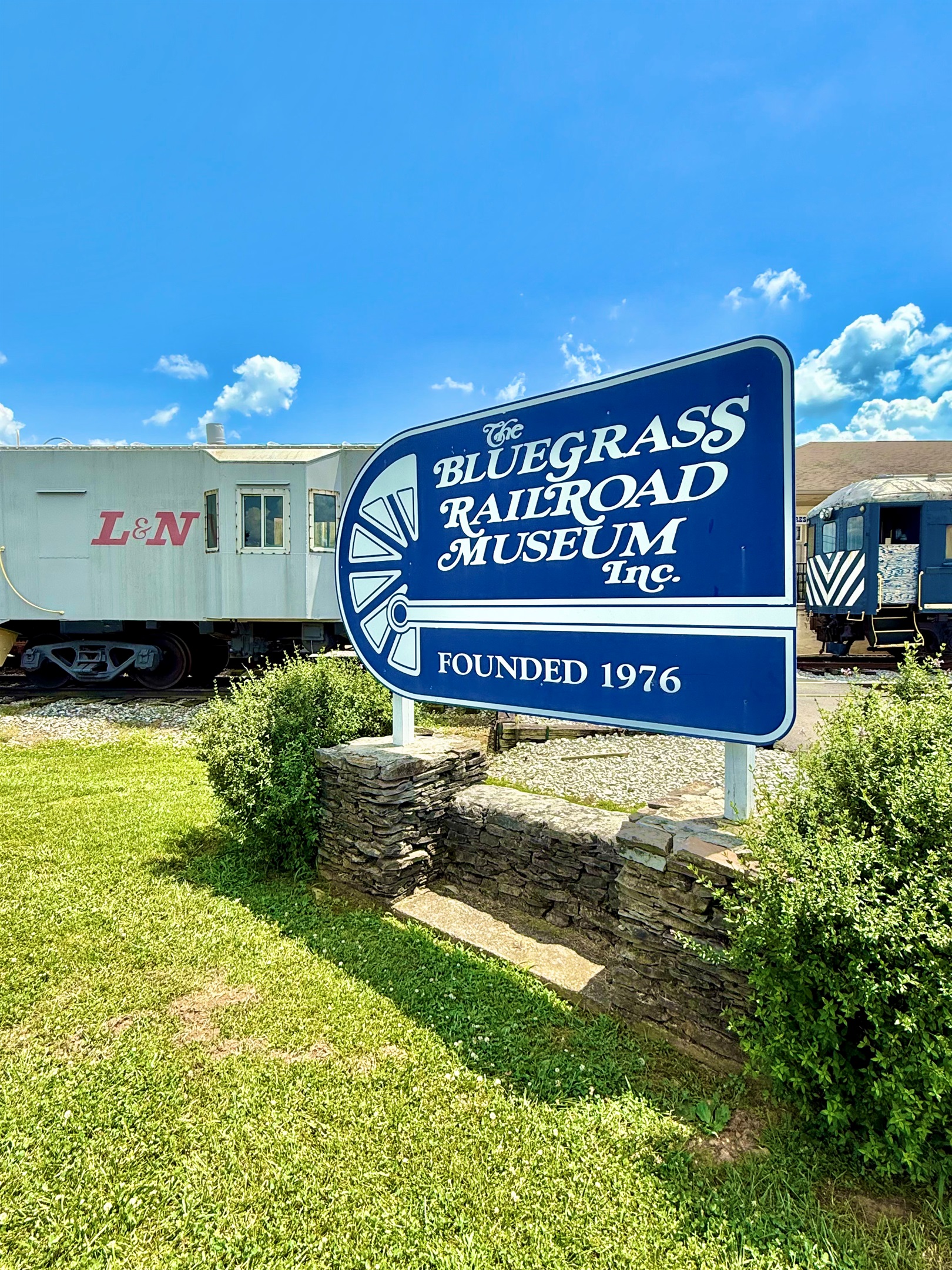 A charming heritage railroad and museum offering nostalgic 1½-hour scenic train rides through horse-country pastures, ending at Young’s High Bridge over the Kentucky River.