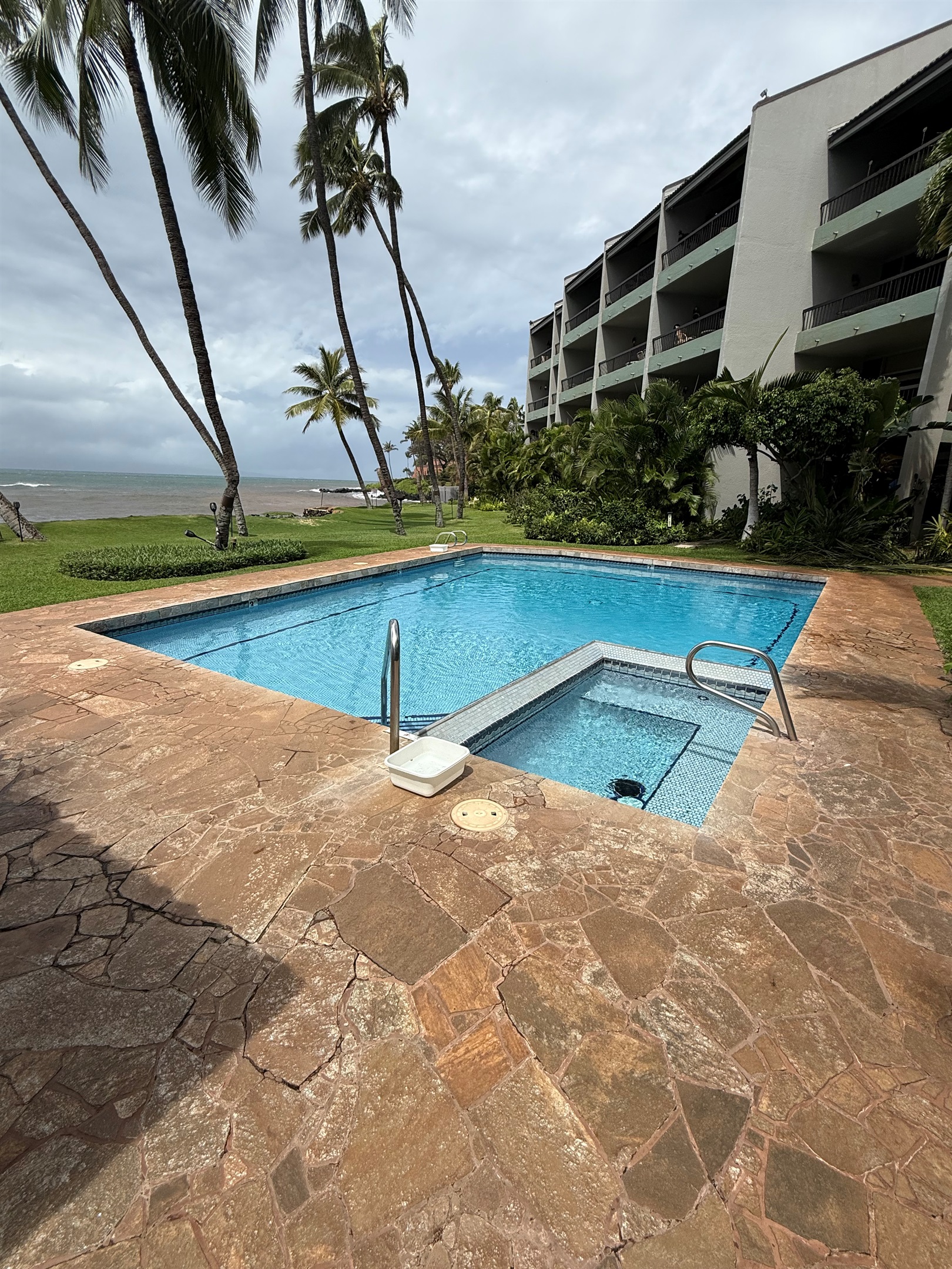 Pool and Spa look out over the ocean