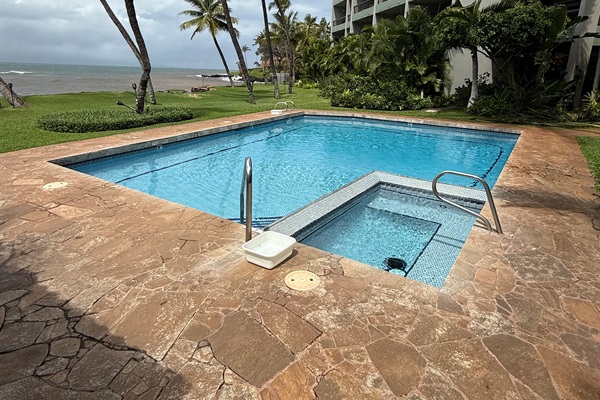 Pool and Spa look out over the ocean