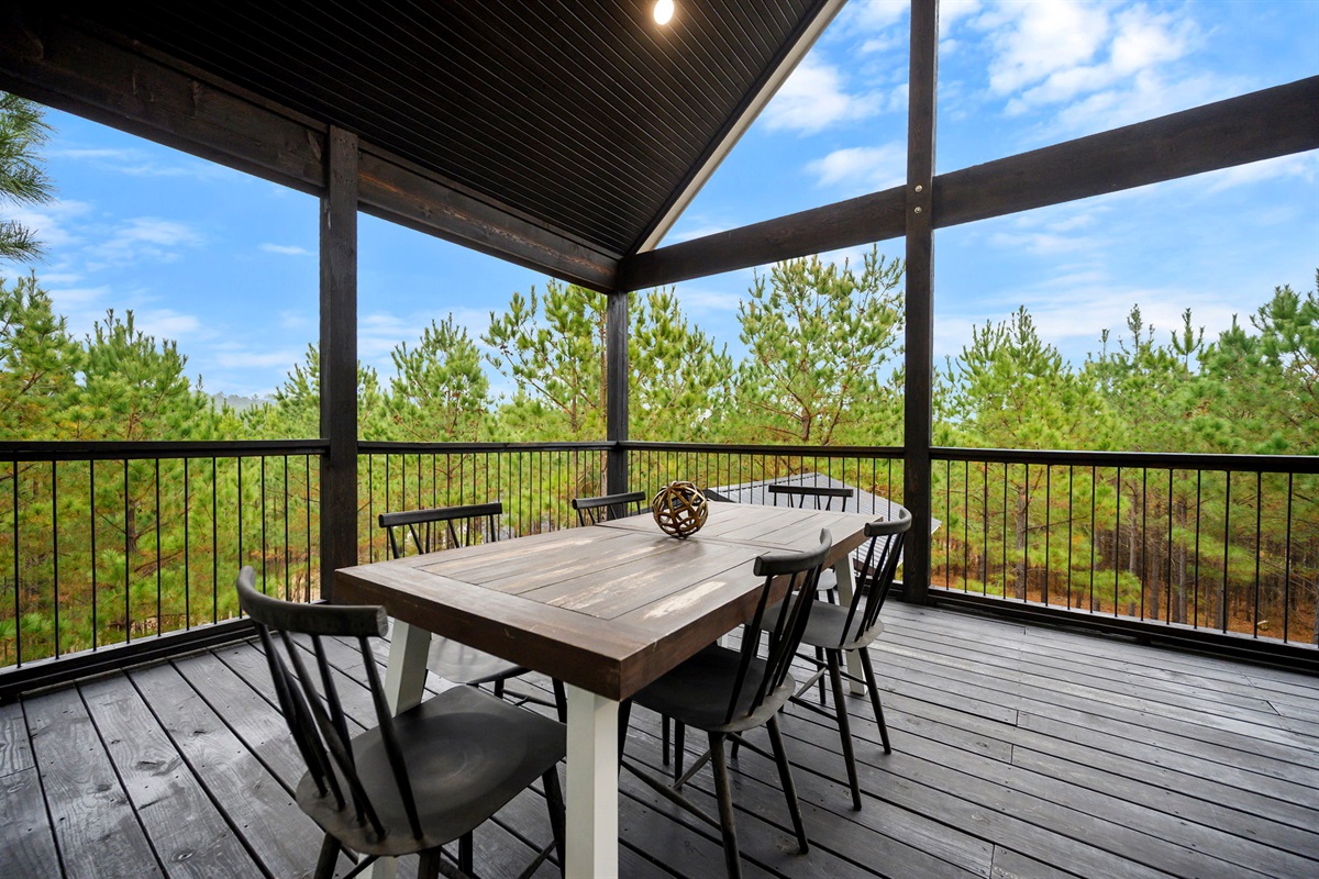 Dine al fresco with treetop views 🌲🍽️
