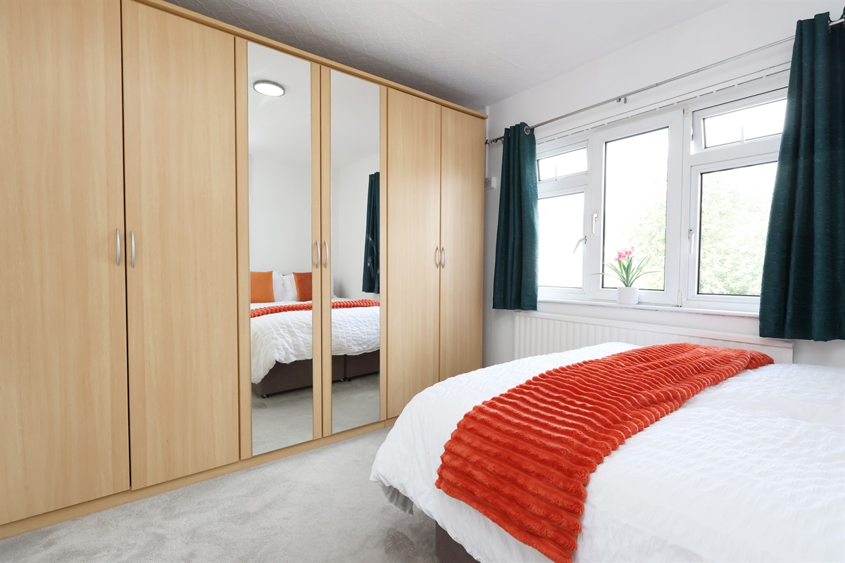 [ Bedroom 1: Flexible sleeping (King or 2 Singles) ]