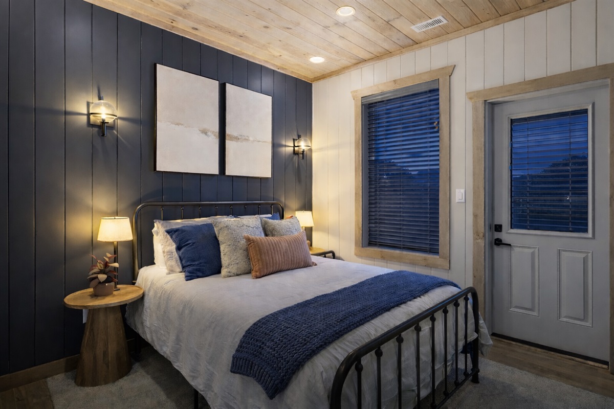 Queen suite with ensuite bath