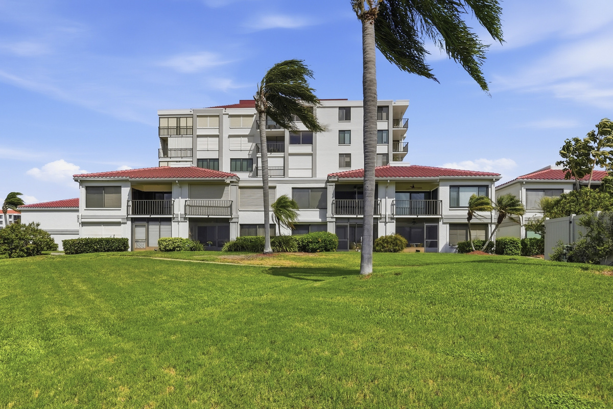 Wake up to peaceful waterfront scenery and enjoy the beauty of Isla del Sol right from the comfort of your own home.