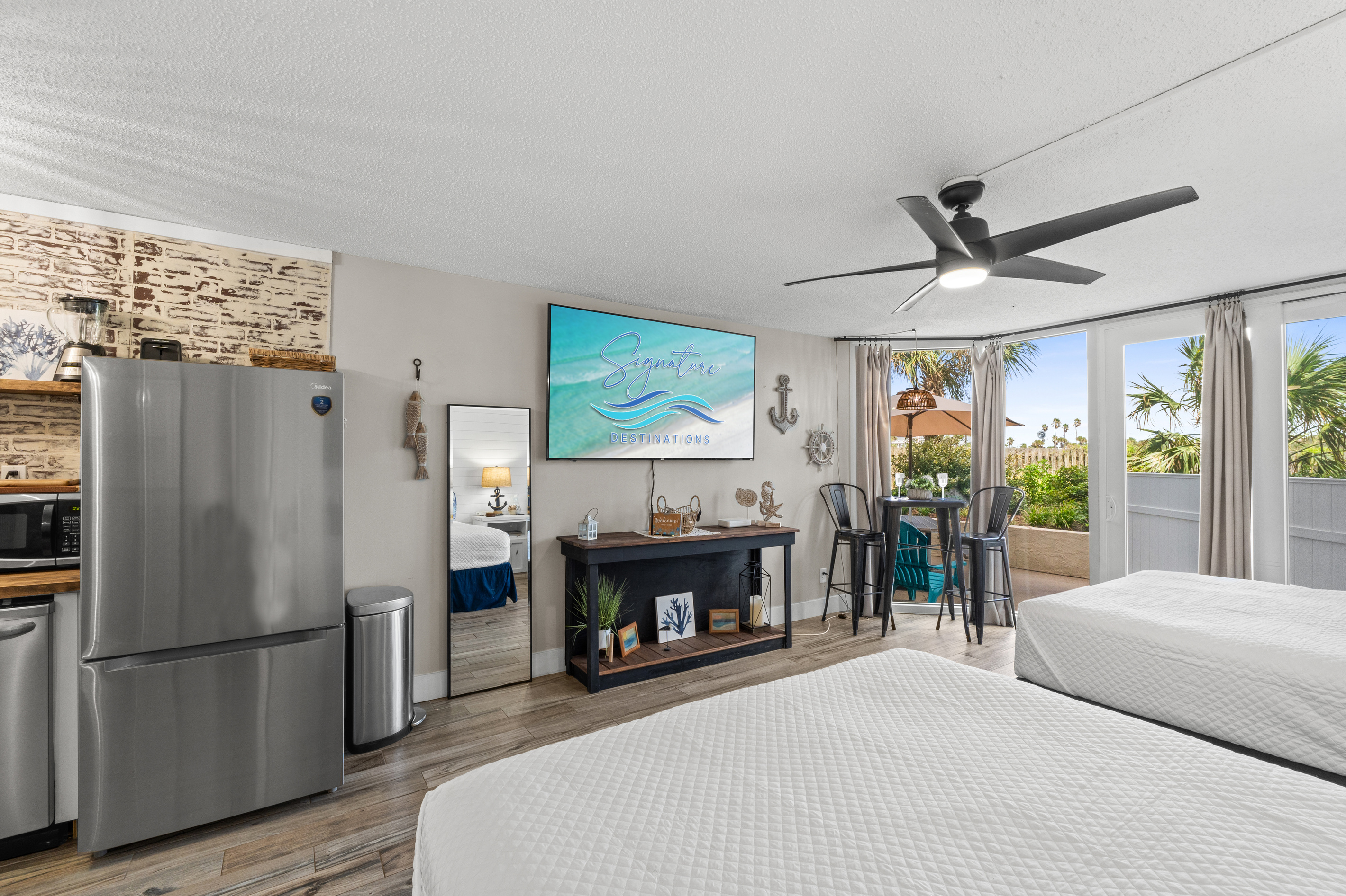 Living Room with 2 Queen Beds