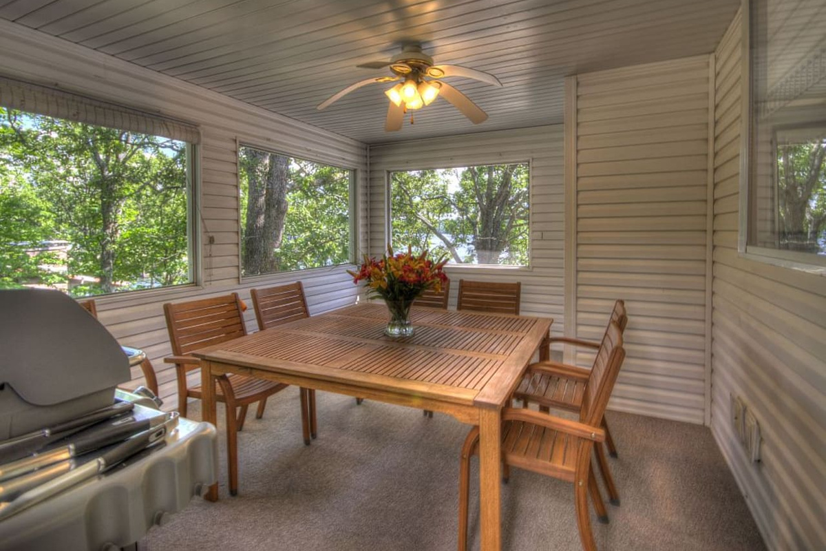 Screened in Porch. Lake Views