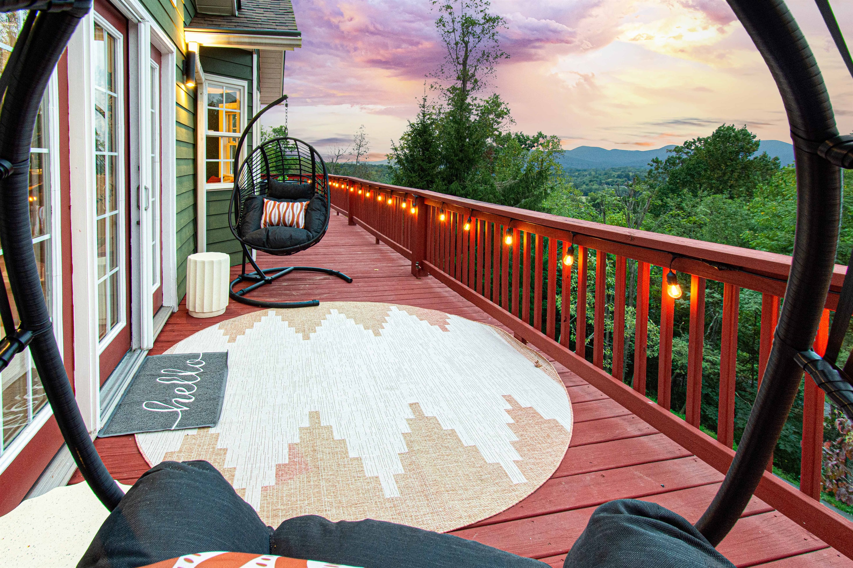 Unwind in our stylish egg chairs on the open deck, offering breathtaking views! These cozy seats are perfect for relaxing with a book or sipping your favorite drink while soaking in the scenery. Enjoy the ultimate blend of comfort and nature in your outdoo