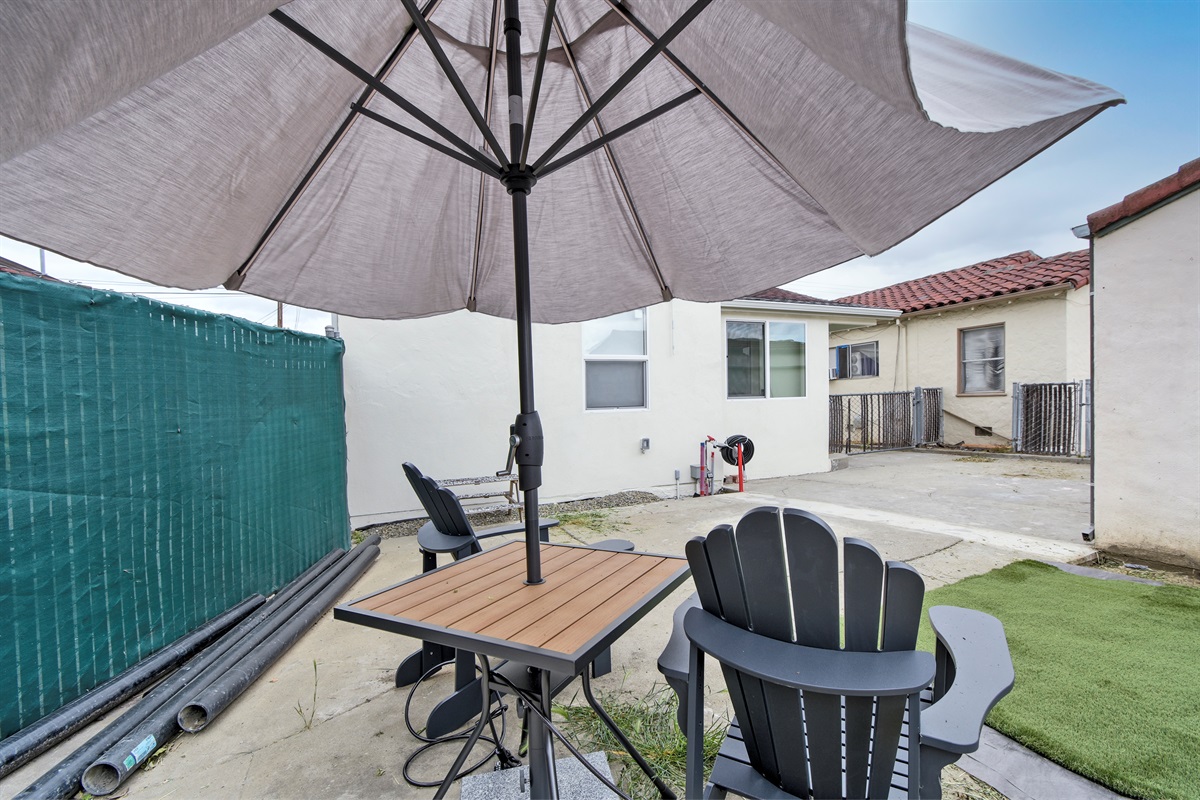 05-1362-shortridge-backyard-patio-with-umbrella-seating