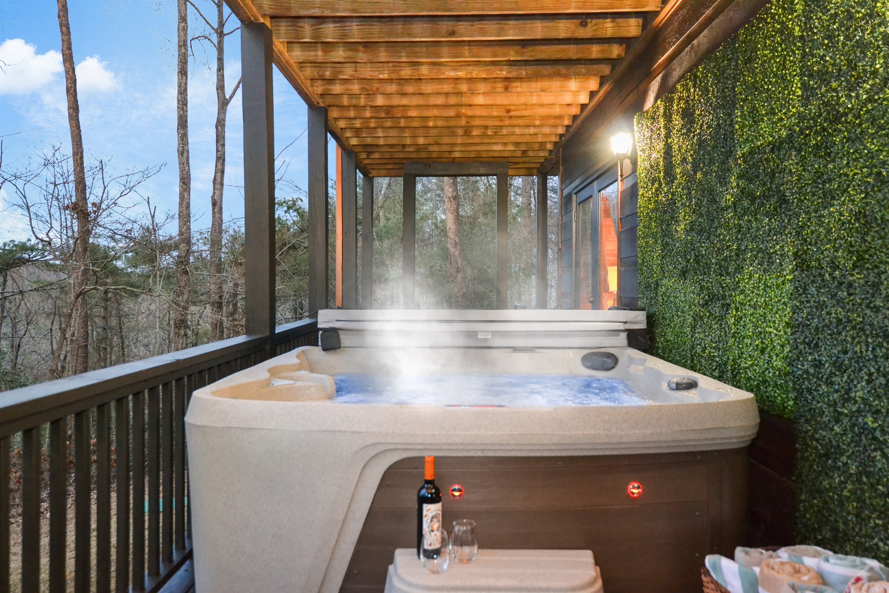 10 minutes 2 downtown! Mtn Views w/ Hot tub & 1 Mile from Winery