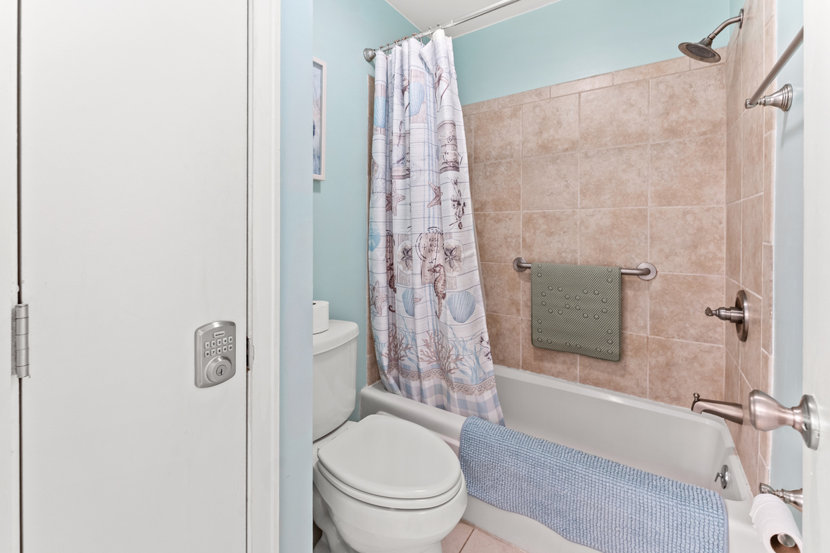 Main Bathroom with Tub/Shower combo