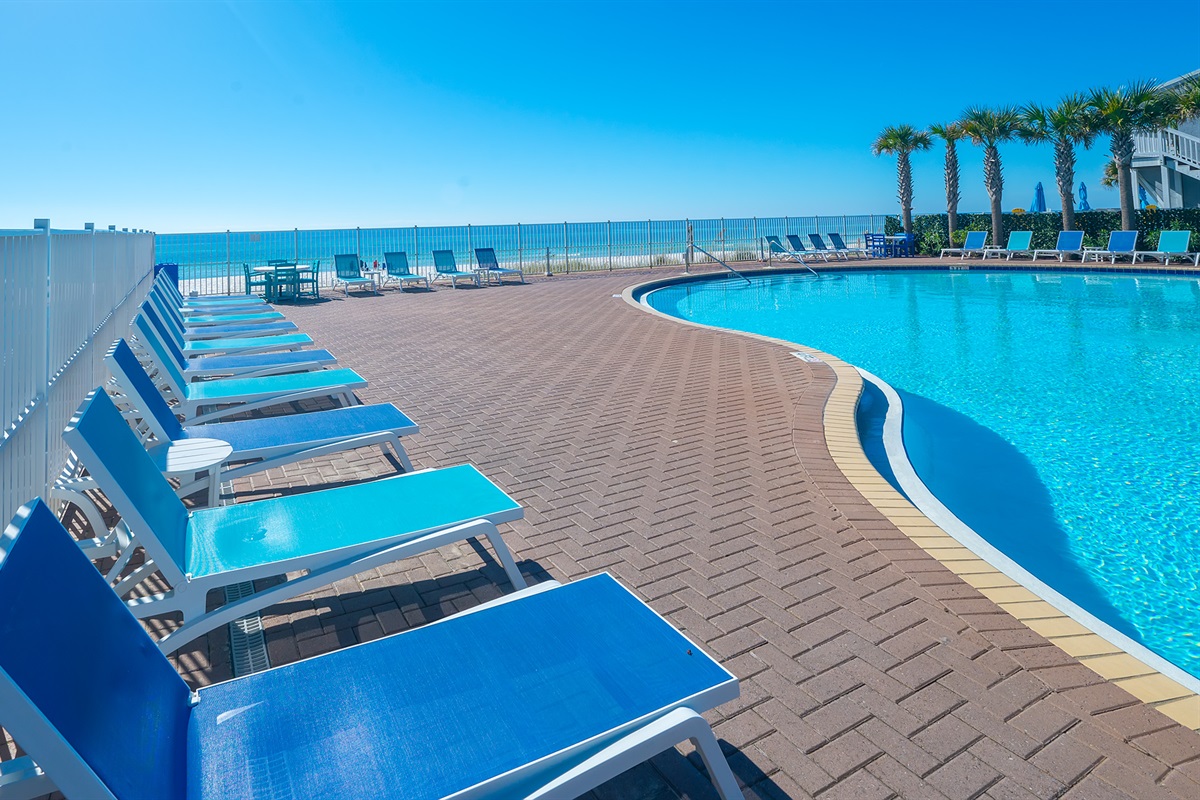 2 huge beachfront pools