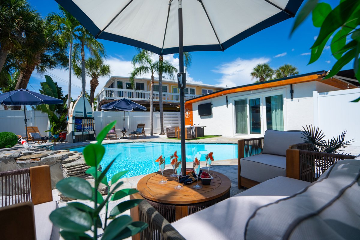IRB Sailhouse features an outdoor oasis that is only 0.1 mile from the beach.