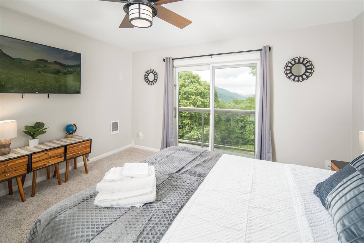 Unit 4: Bedroom #1 (Queen) Includes Roku TV (Hulu+, ESPN+, & Disney+)