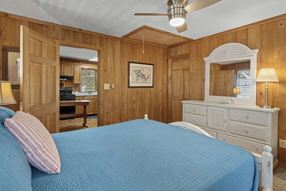 Cool blue bedding against warm wood makes this room feel like the beach house you remember. ⭐