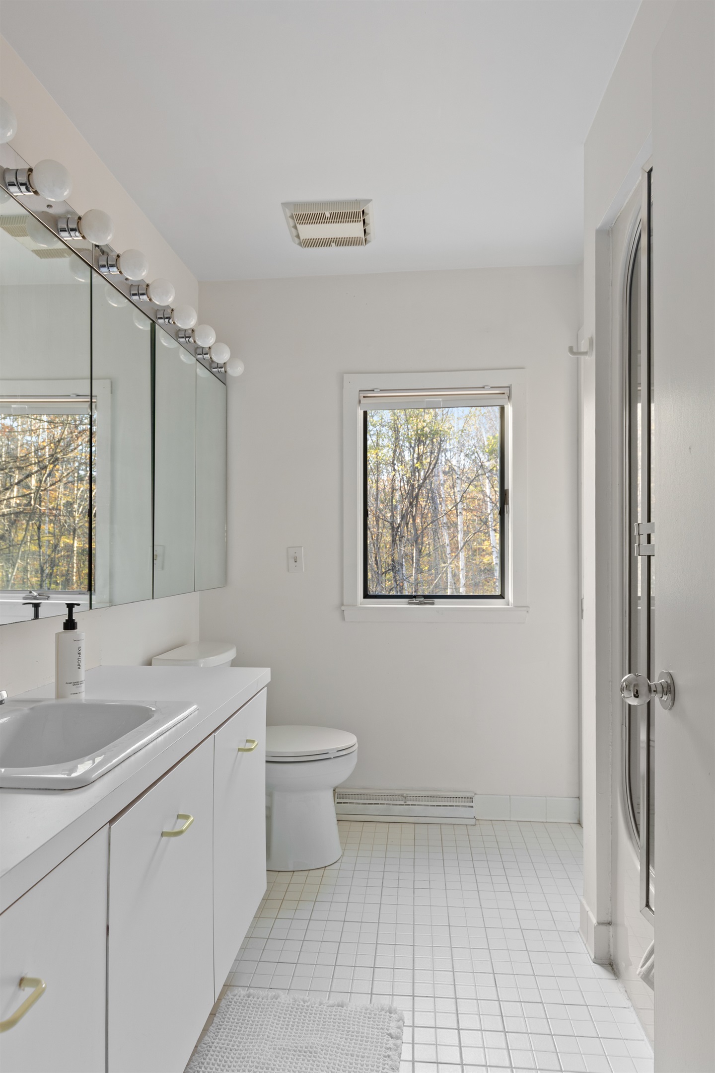 Master Bathroom: Enjoy natural light and modern finishes for a refreshing experience!