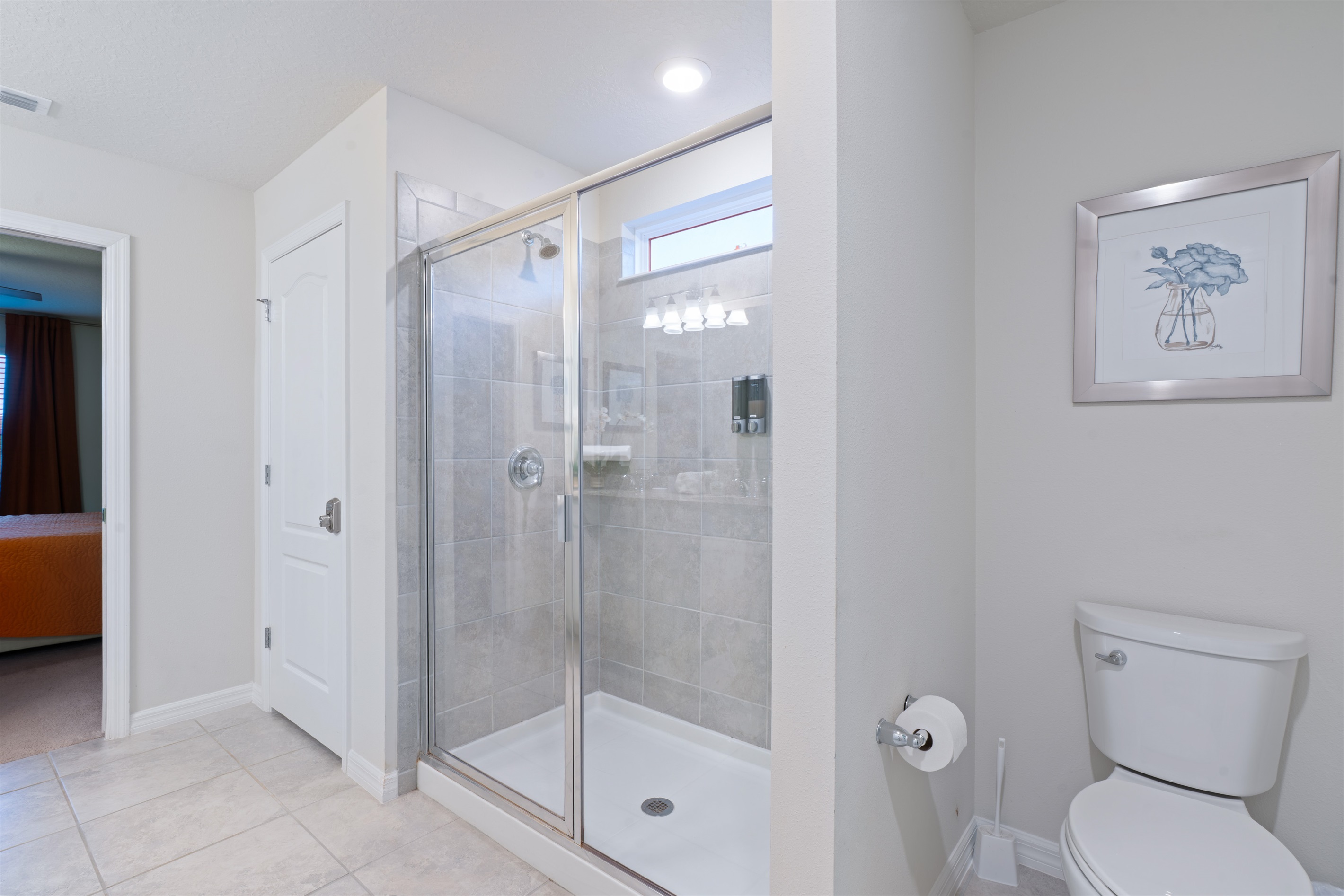 Breez Villa bathrooms include dispensers, hairdryers, and bright lighting – ideal for Disney-area stays.