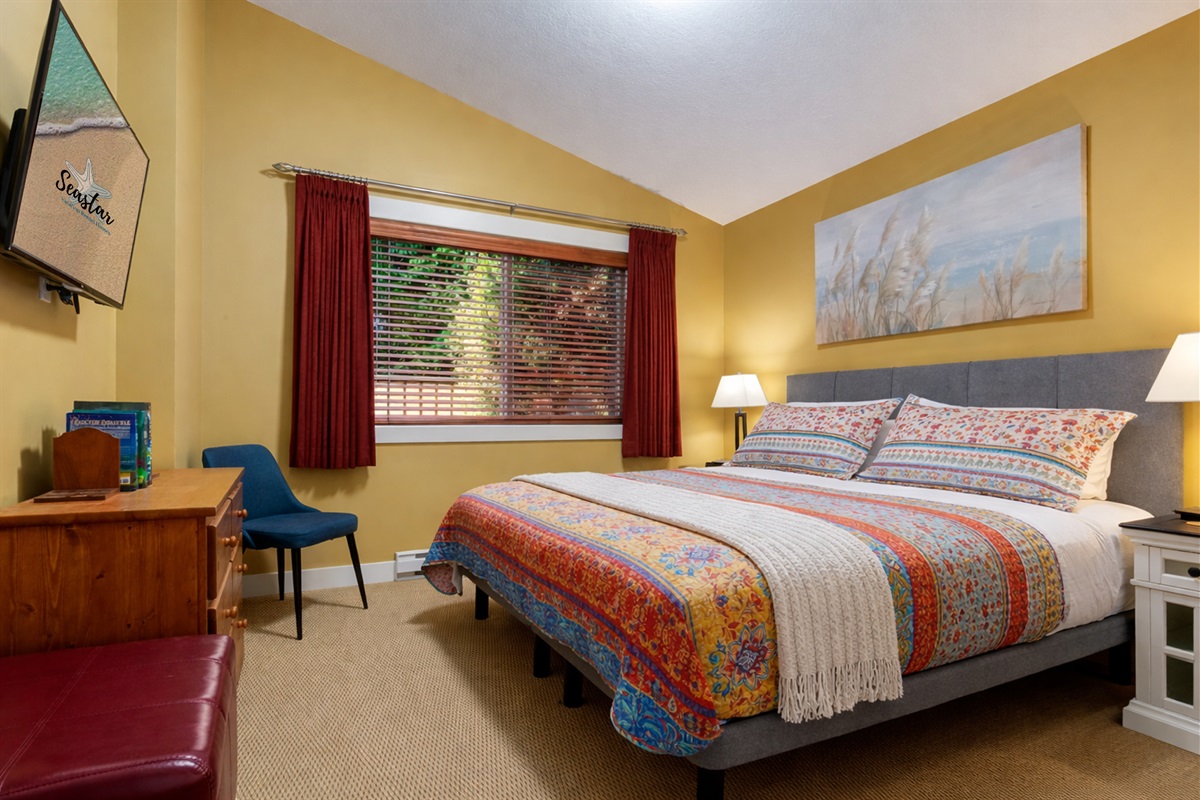 Comfortable king bedroom with TV (main floor)