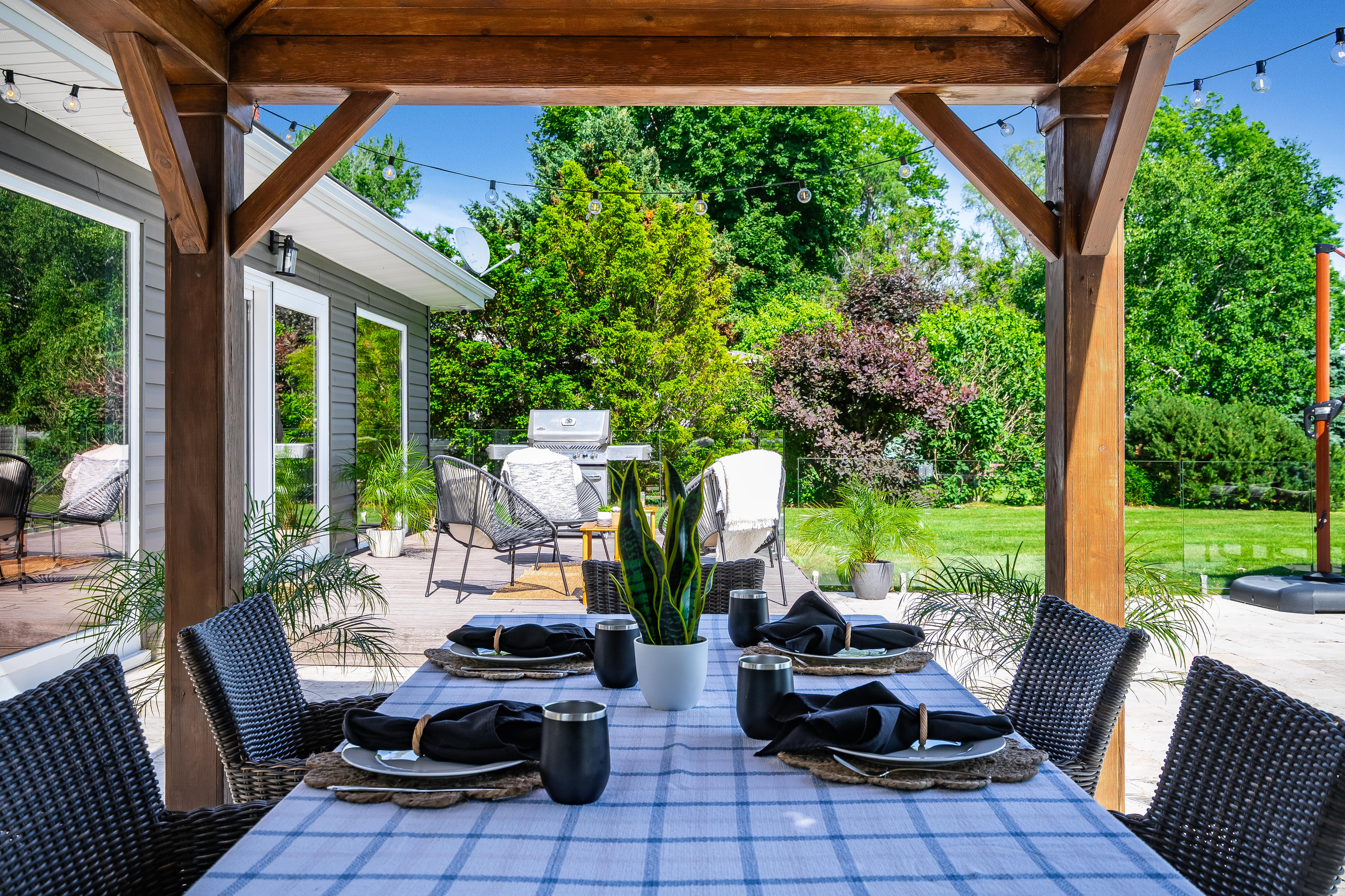 Savour meals surrounded by fresh air and lake views. 