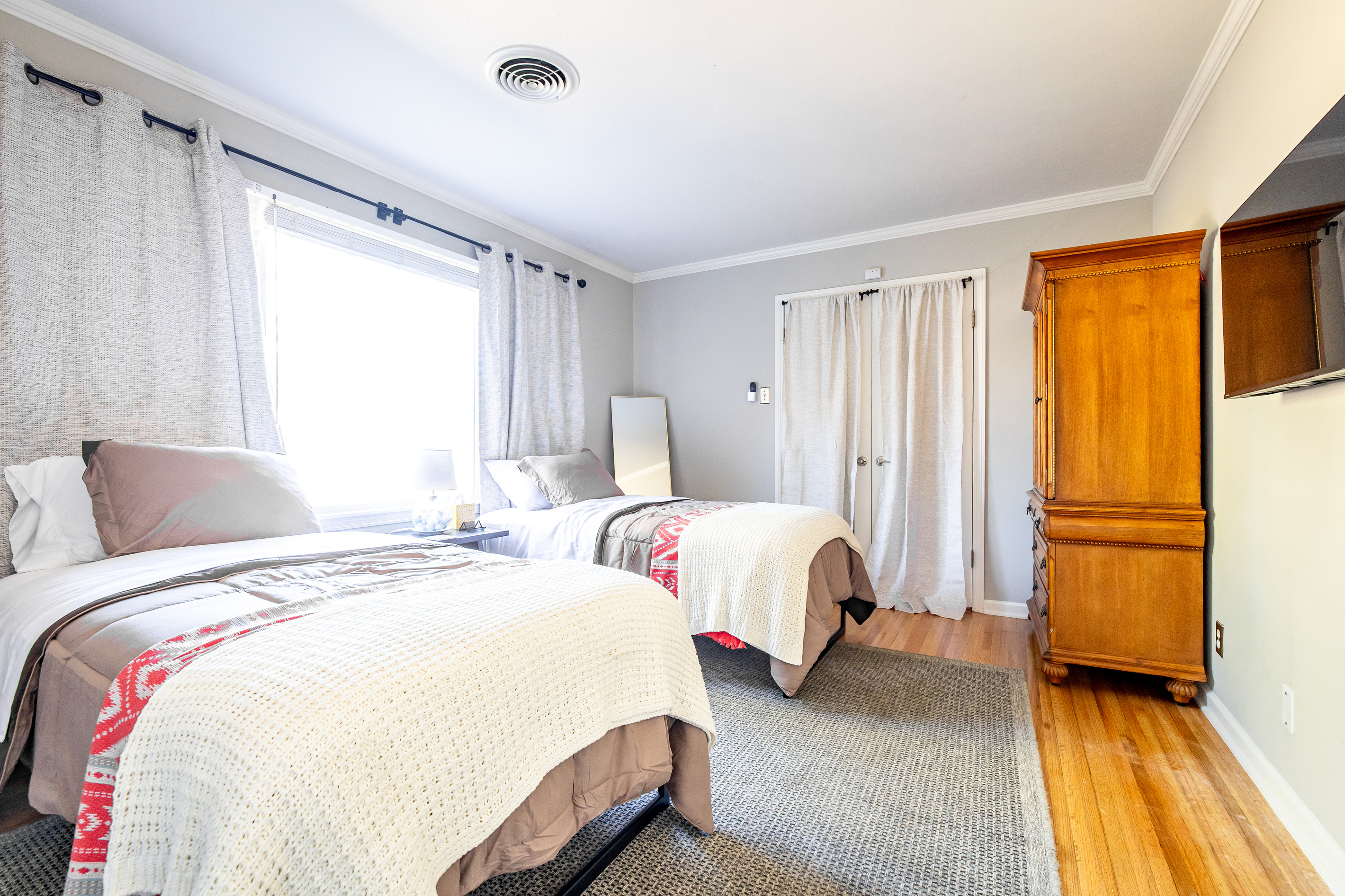 Bedroom 2. Two twin beds + TV + armoire