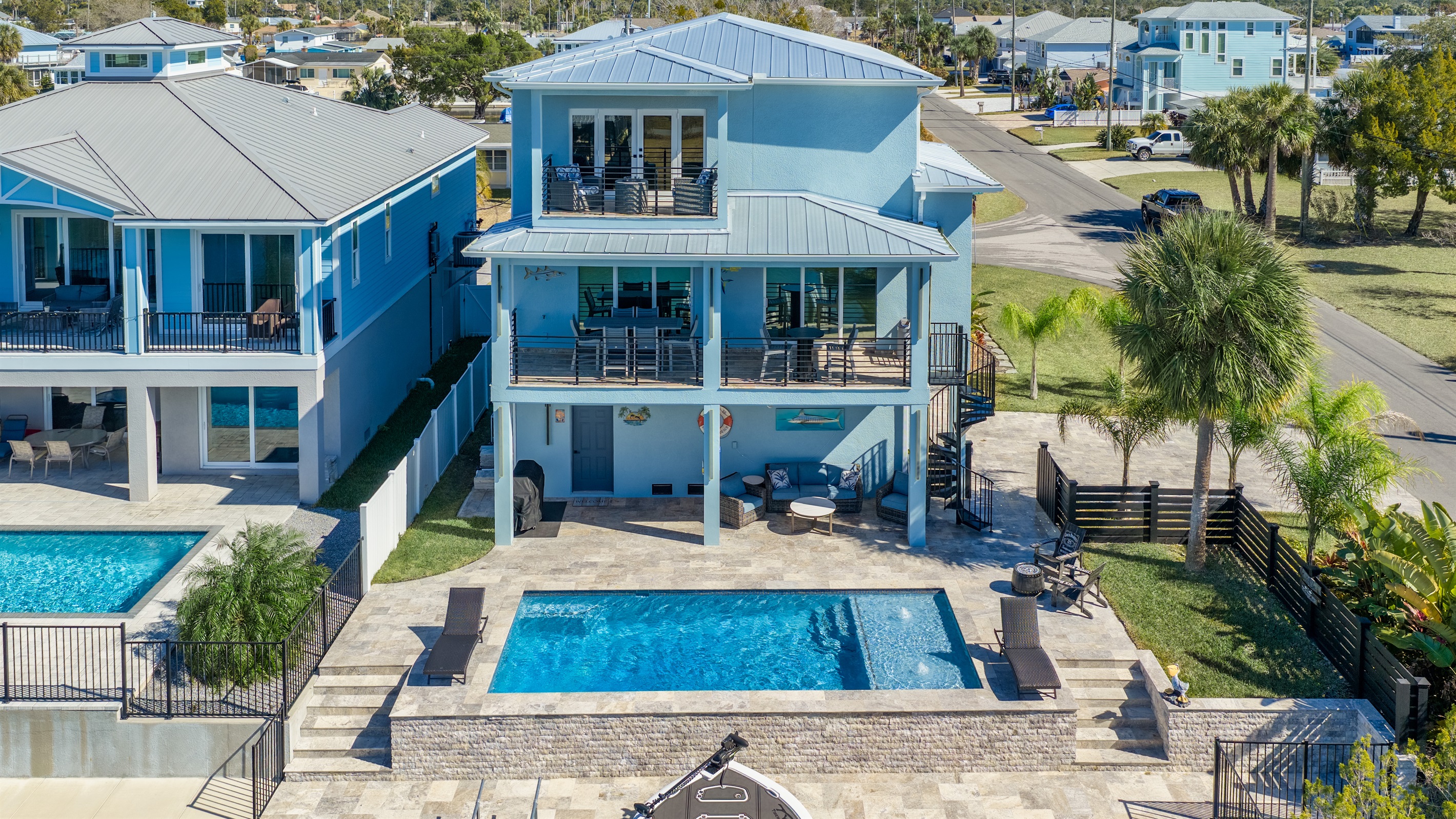 Located on Canal,Pool, Gym, Boat dock