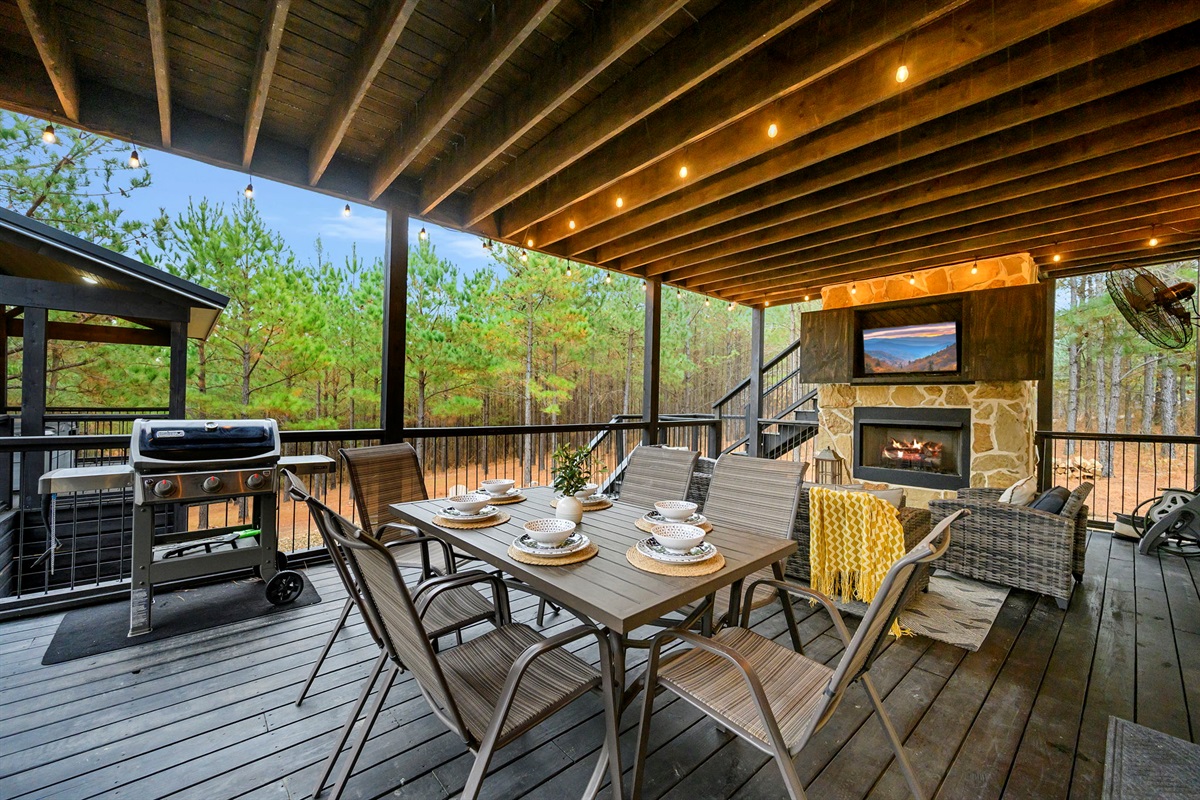 Outdoor dining, grill, and fireplace &mdash; made for memories ✨