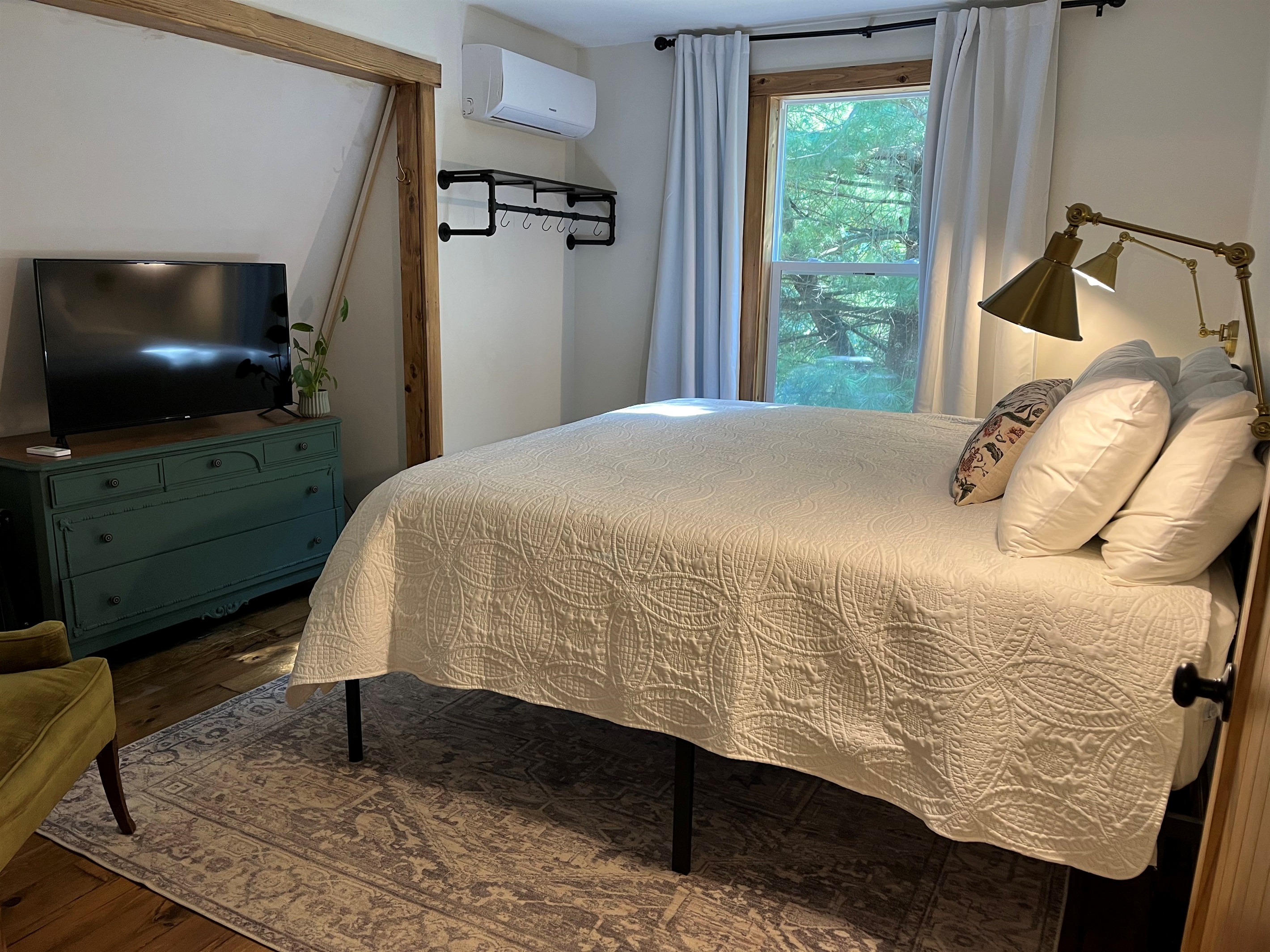 Relax in one of two beautifully appointed south-facing bedrooms featuring king-size beds with premium white down comforters and soft cotton linens. Relax and appreciate the functional details, including adjustable brass reading lights, a mini-split AC 