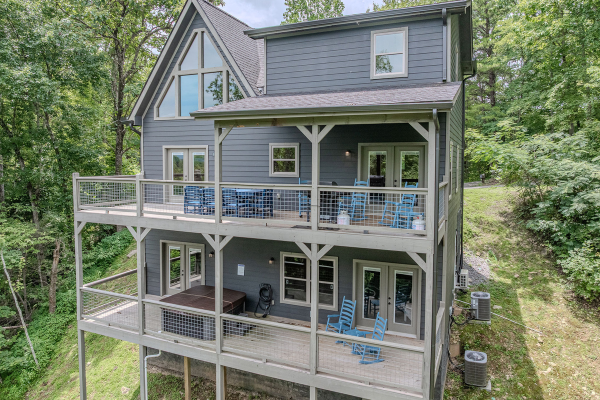 The cabin’s Sevierville location keeps you within driving distance of Gatlinburg, Pigeon Forge, Dollywood, and the national park.