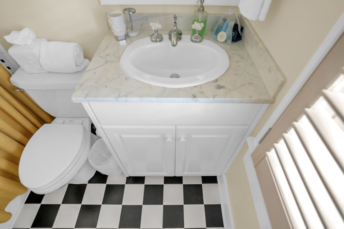 Twin bedroom ensuite bath.