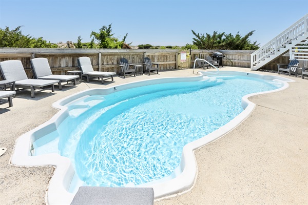 Pool with plenty of cushioned loungers on the oceanfront. Propane grill and 2 charcoal grills available.