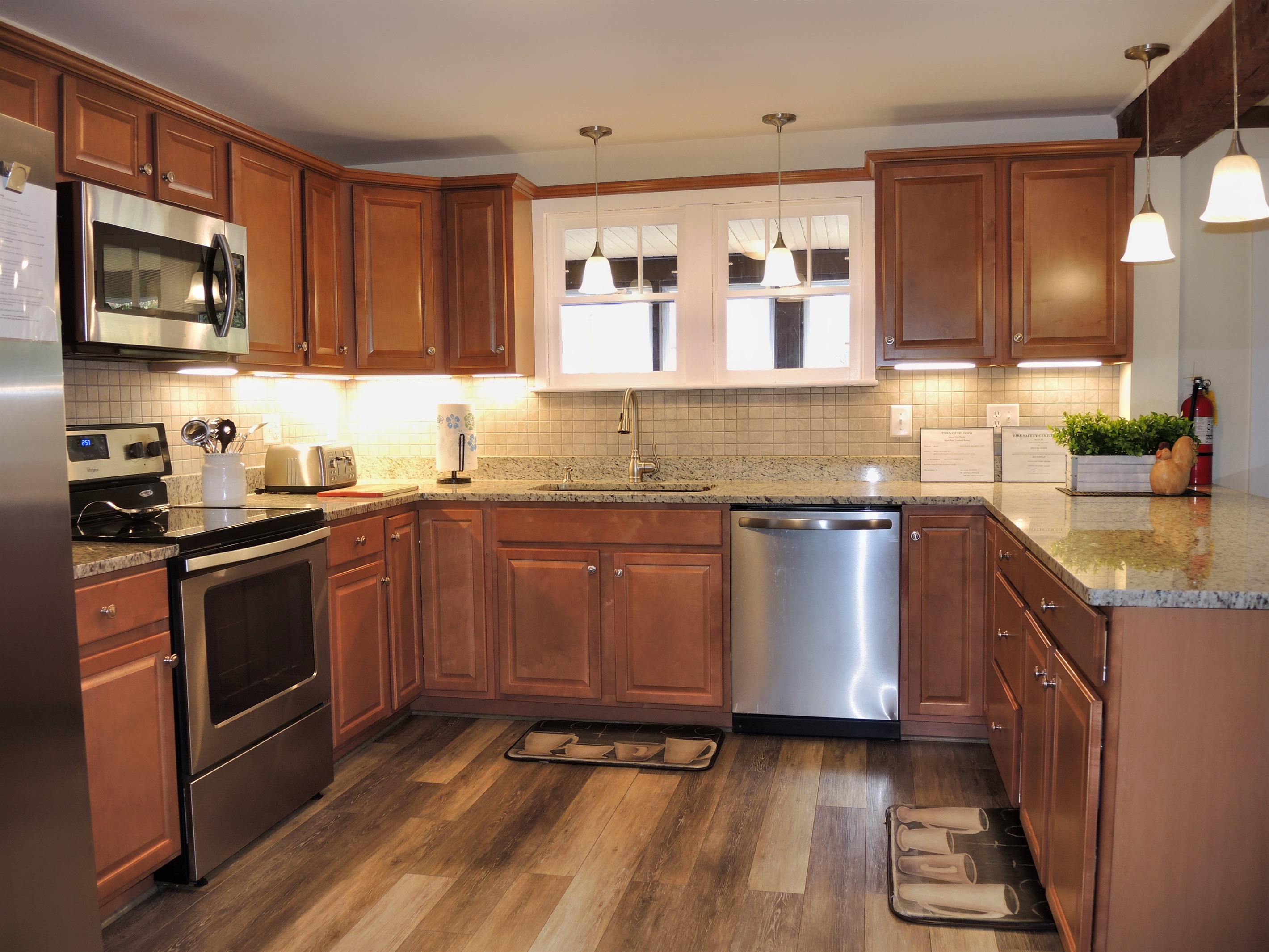 Stainless Steel appliances and a horse shoe design make this kitchen easy to whip a meal up in.