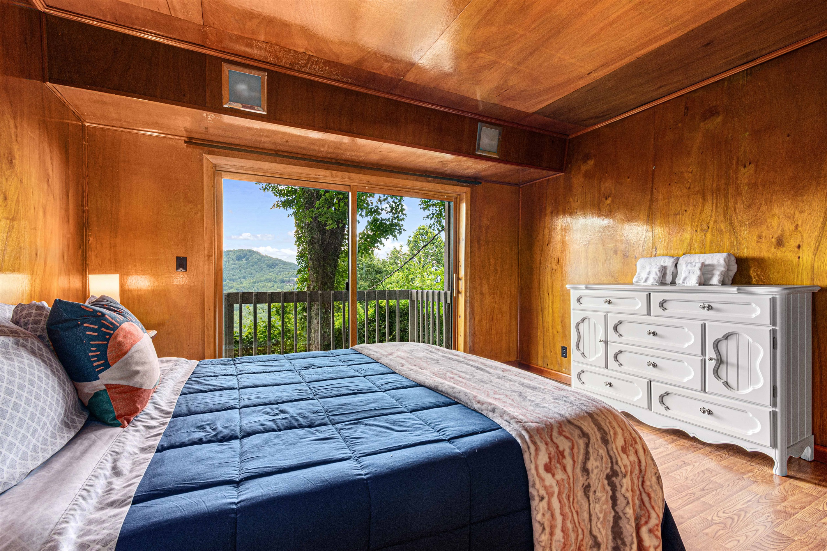 Mountain View Bedroom: Wake up to breathtaking vistas from this charming wooden haven!