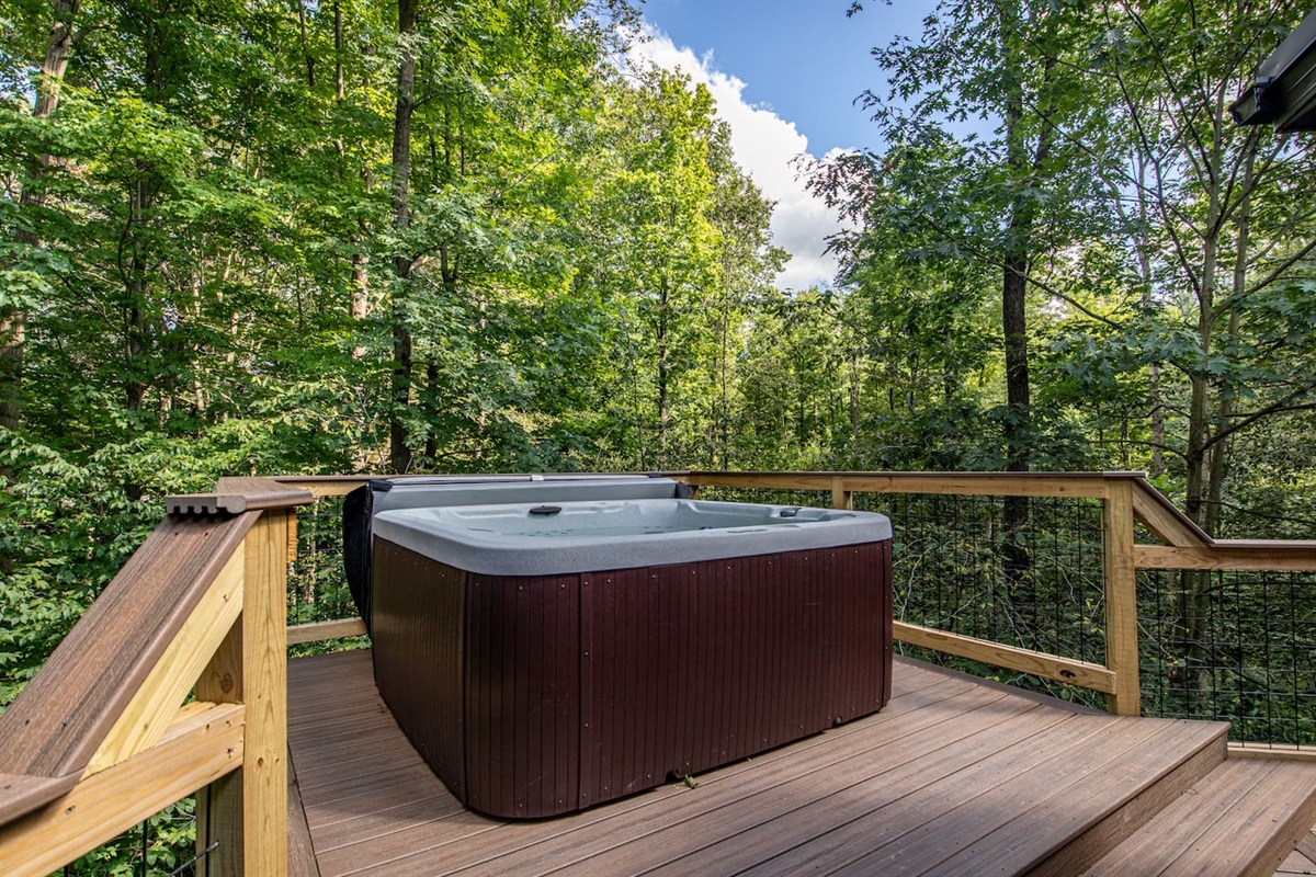 The treehouse deck offers a luxurious outdoor experience with an elevated hot tub & XL hammock seamlessly built into the deck floor. Additionally, you can enjoy the refreshing outdoor shower May 15- October 15. The hot tub is available 365 days 24/7.